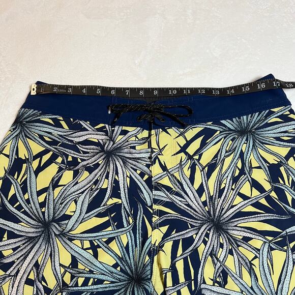 Quiksilver Men's High Line Diamond Deluxe Board Shorts Size 33 Vacation Surfing - Picture 9 of 11